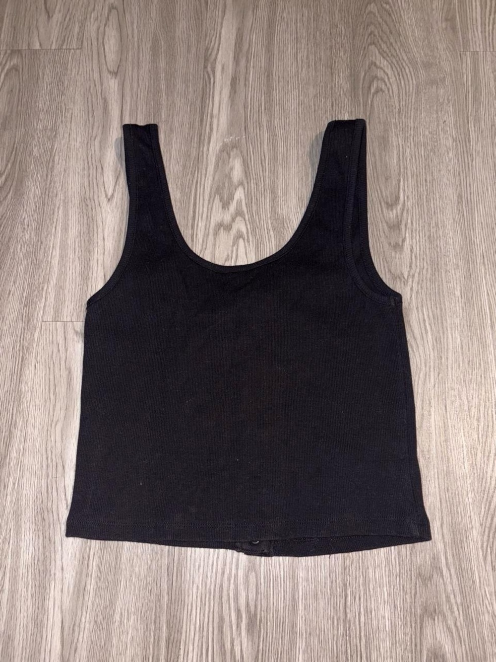 GUESS Black Ribbed Snap-Front Crop Tank - Picture 5 of 5